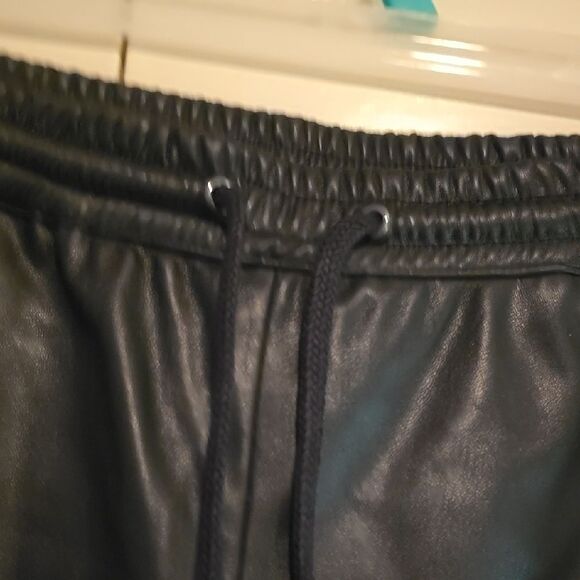 Womens PLEATHER Black Jogger Pants. NWOT! - Picture 5 of 8